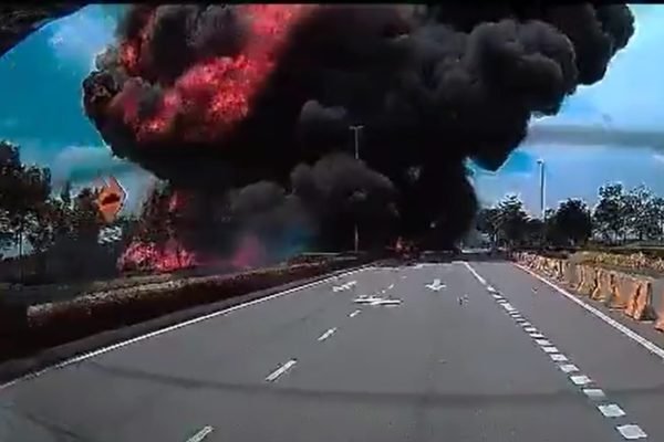 Vídeo: avião cai em rodovia e mata 10 pessoas na Malásia | Metrópoles
