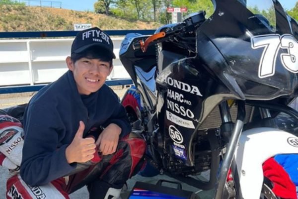 Piloto japonês morre após cair de moto e ser atropelado durante prova