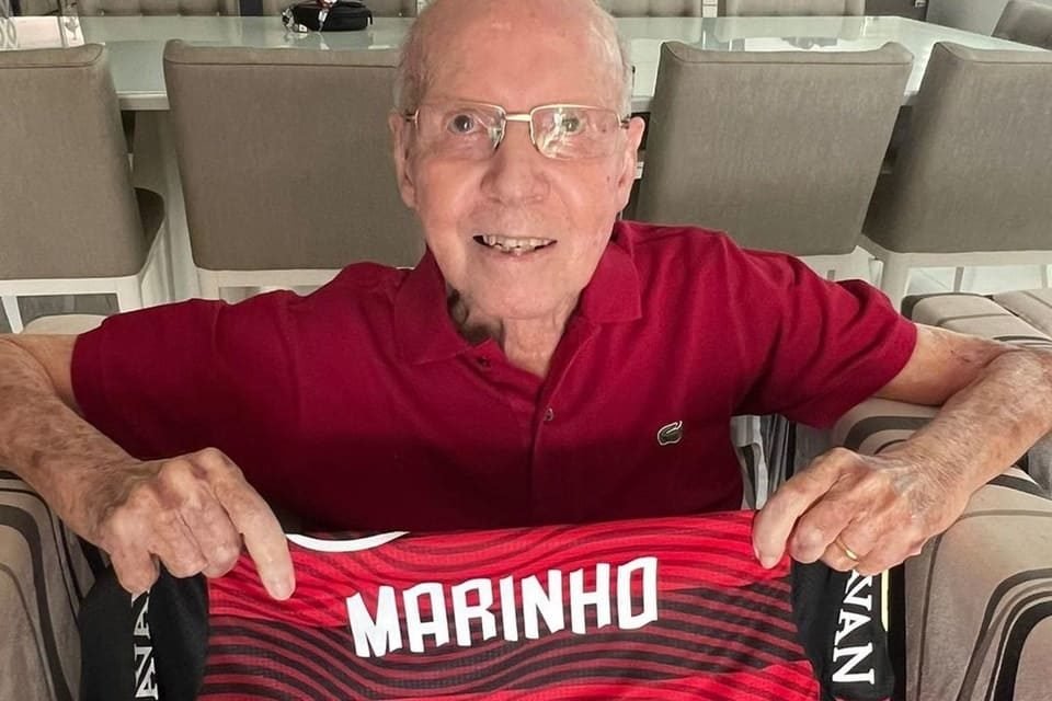 Zagallo posa com a blusa do Flamengo - Metrópoles