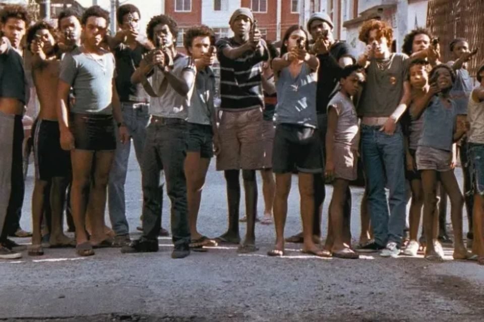 Cena colorida do filme Cidade de Deus. Uma série para dar continuidade a história está sendo desenvolvida pela HBO Max - Metrópoles
