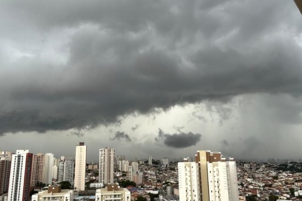 foto colorida com vista da cidade de são paulo, com vários prédios e nuvens carregadas sobre a capital