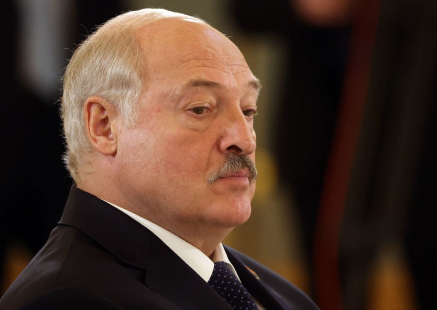Foto colorida de Lukashenko perfilado - Metrópoles