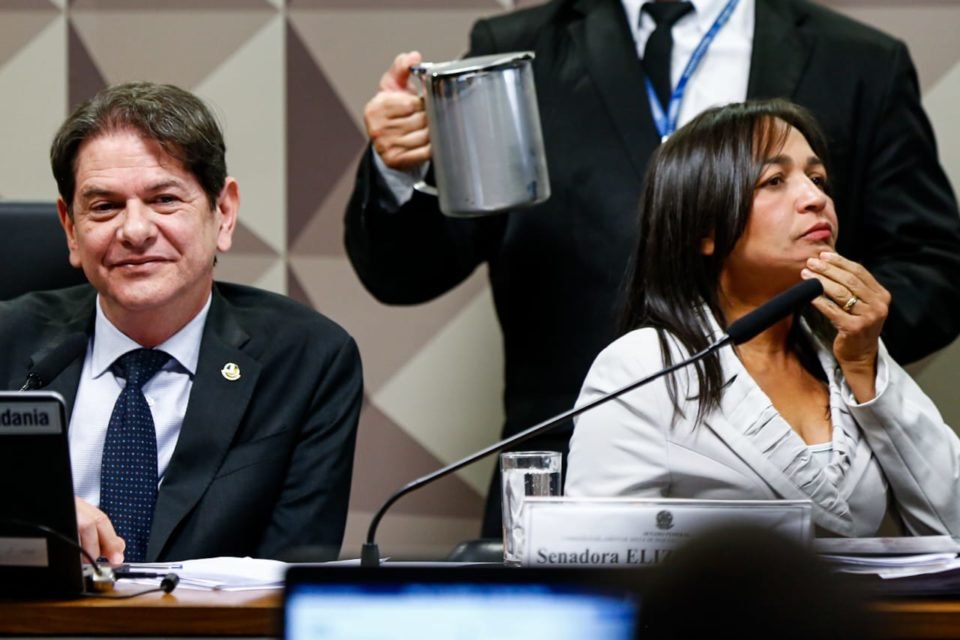 O deputado Arthur Maia (União-BA) e a senadora Eliziane Gama (PSD-MA) durante CPMI! 8 de janeiro - Metrópoles