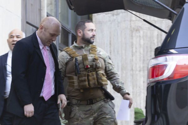 Walter Delgatti Neto, o Hacker da vaza Jato, entrando na viatura da PF após CPI do 8 de Janeiro - metrópoles