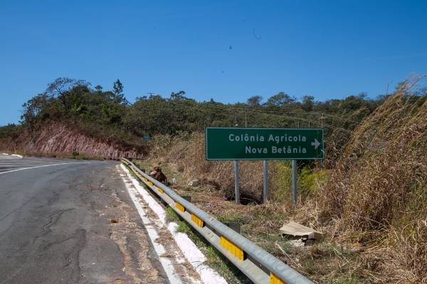 Fotografia colorida mostrando Entrada do Complexo Aldeias do Cerrado-Metrópoles
