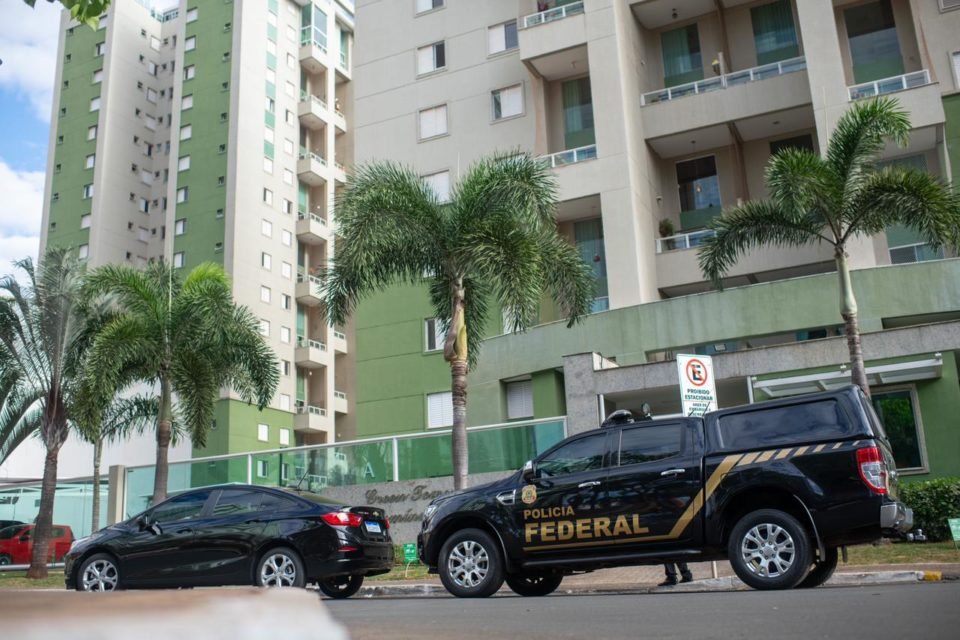 Policial Federal em frente a um predio residencial em aguas claras, a PF prende comandante da PMDF e oficiais denunciados por atos extremistas de 8/11 - Metrópoles