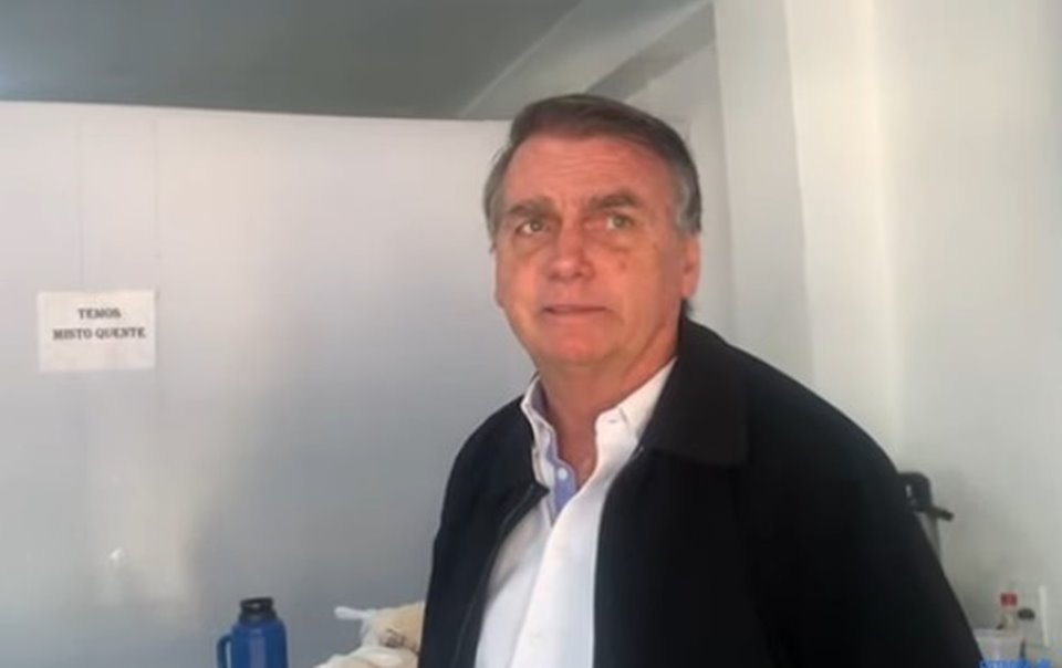 Imagem colorida do ex-presidente Jair Bolsonaro em lanchonete no município de Abadiânia (GO)