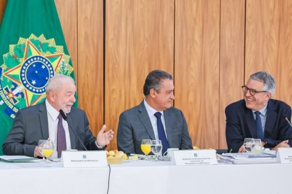 O presidente Lula conversa com o ministro da Casa Civil, Rui Costa, e com o ministro da Secretaria de Relações Institucionais, Alexandre Padilha, durante reunião no Planalto