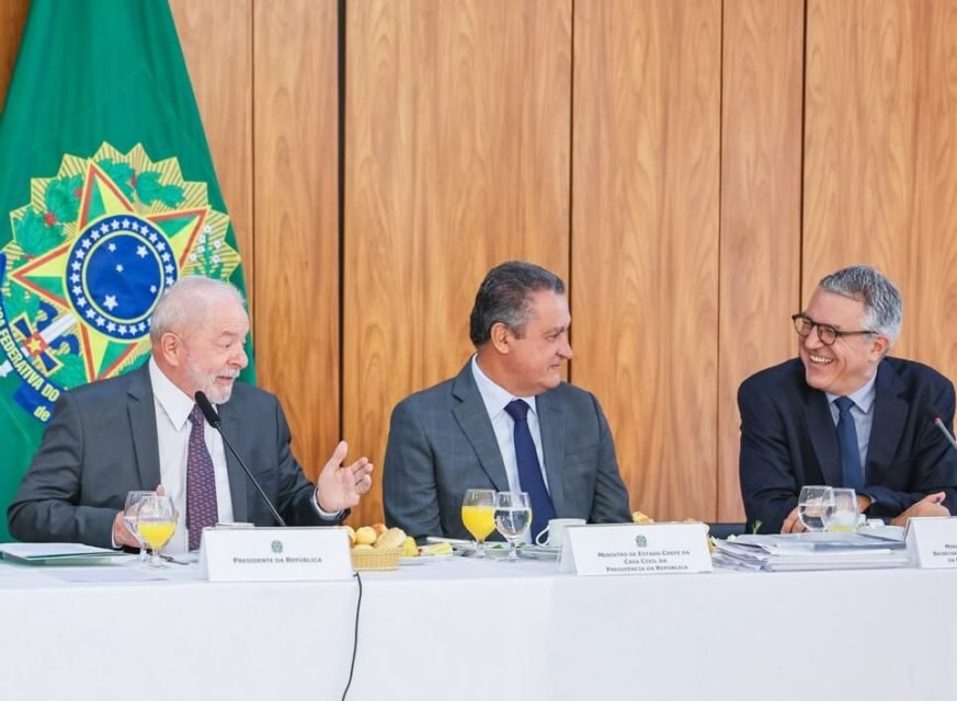 O presidente Lula conversa com o ministro da Casa Civil, Rui Costa, e com o ministro da Secretaria de Relações Institucionais, Alexandre Padilha, durante reunião no Planalto
