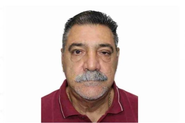 Homem de bigode grisalho