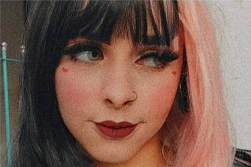 Em foto colorida moça com o rosto em direção à câmera mantem doos olhos virados para o lado equerdo e tem metade do cabelo castanho escuro pintado de rosa - Metrópoles