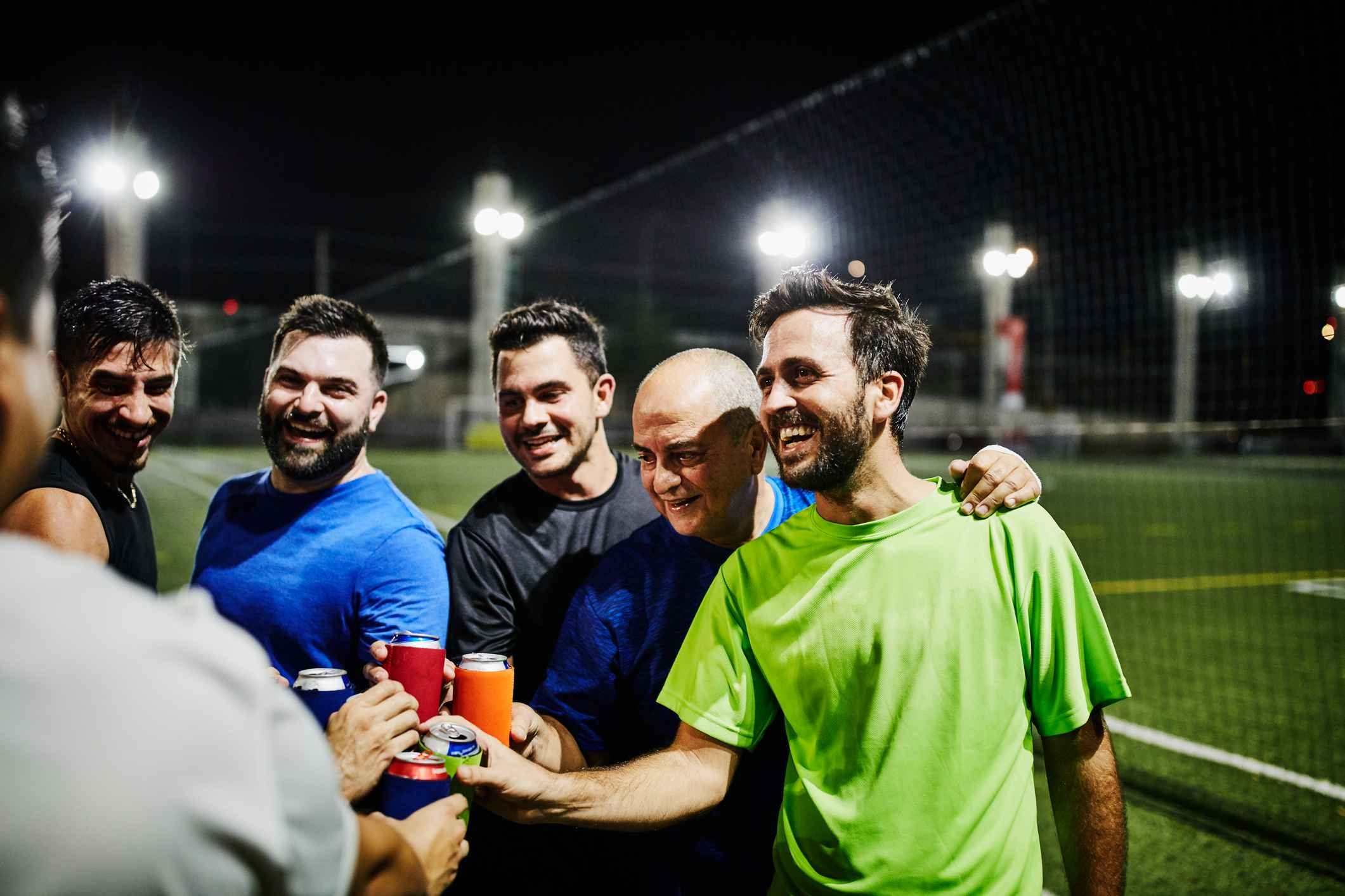 Vai jogar futebol com os amigos? Veja como evitar lesões e