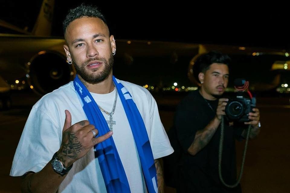 Foto colorida de Neymar usando crucifixo na Arábia Saudita - Metrópoles