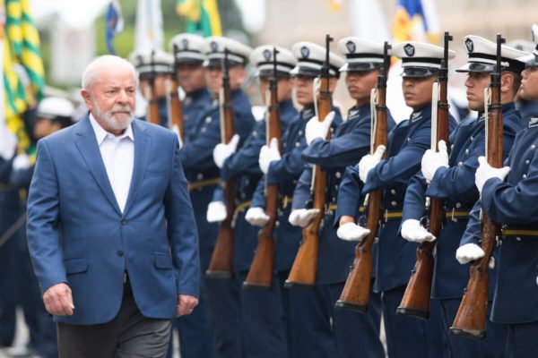 Foto colorida de Lula com integrantes das forças armadas - Metrópoles