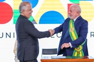 Fotografia colorida de Márcio França cumprimenta Lula na cerimônia de posse - Metrópoles