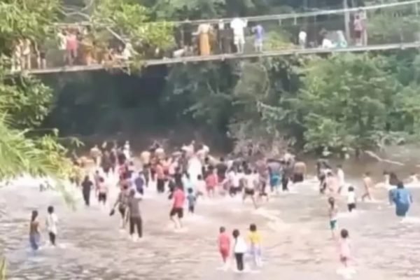 Foto colorida do momento em que ponte cai na Indonésia - Metrópoles