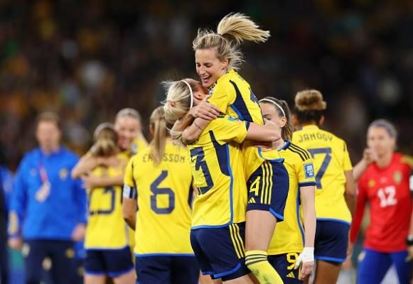 imagem colorida das jogadoras da Suécia comemorando terceira colocação no Mundial 2023 - Metrópoles