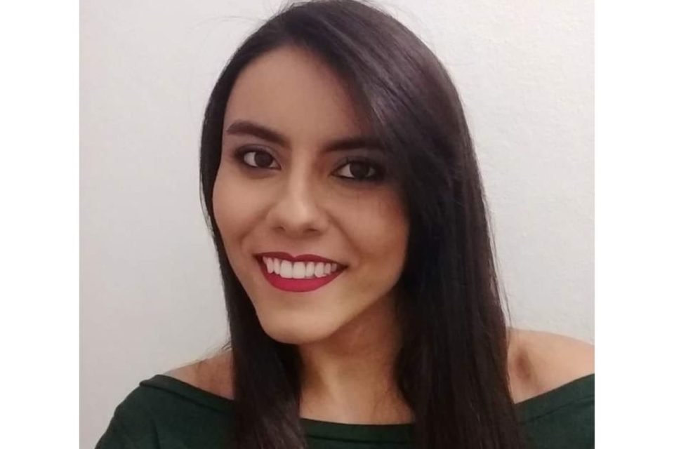 Imagem colorida de Thalitta Fernandes. Ela está tem cabelos longos e está de batom, sorrindo para a câmera - Metrópoles