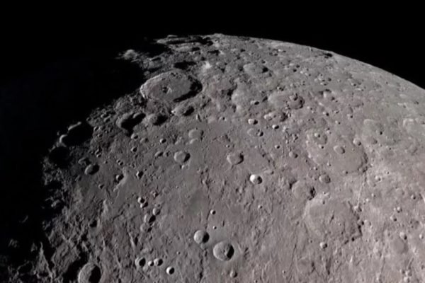 Imagem preto e branco de uma parte da Lua Rússia - Metrópoles