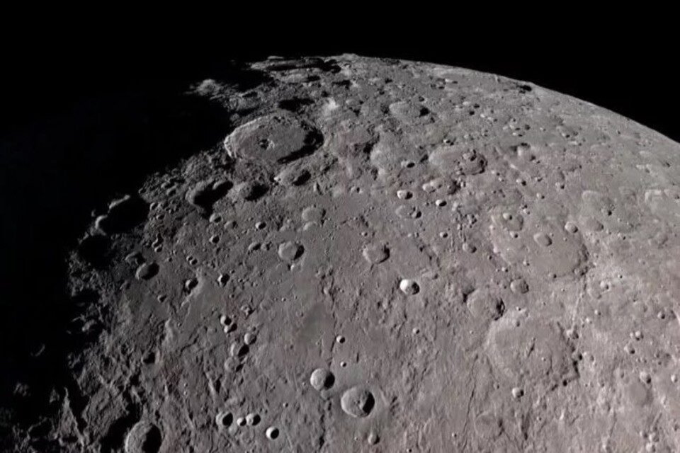 Imagem preto e branco de uma parte da Lua - Metrópoles