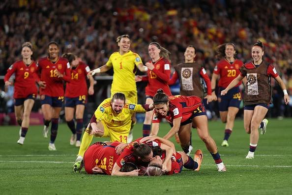 imagem colorida de jogadoras espanholas celebrando Copa do Mundo - Metrópoles