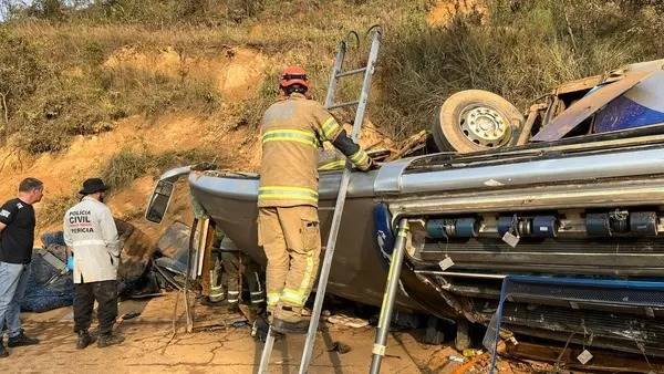 imagem colorida de ônibus com torcedores do Corinthians tombado em estrada - Metrópoles