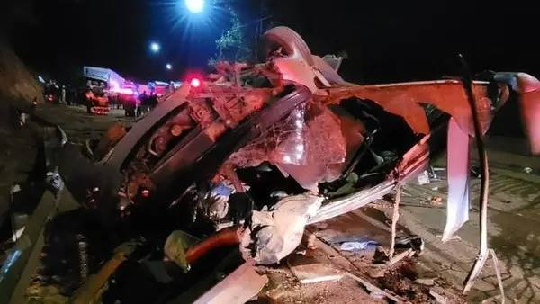 imagem colorida de ônibus com torcedores do Corinthians tombado em estrada - Metrópoles