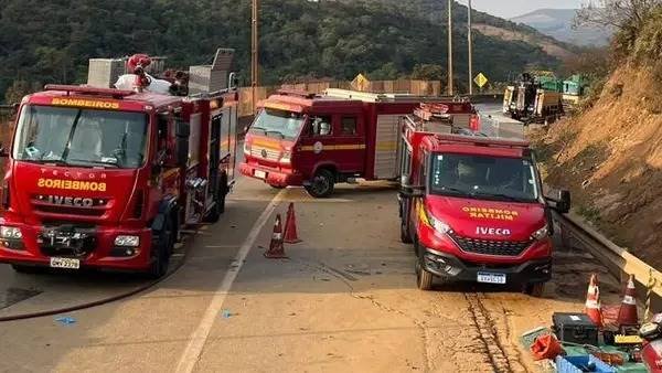 imagem colorida de viaturas dos bombeiros em estrada - Metrópoles