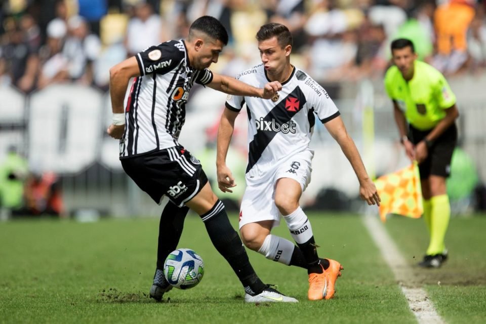 Imagem mostra jogadores de Vasco e Atlético-MG em jogo do Campeonato Brasileiro - Metrópoles