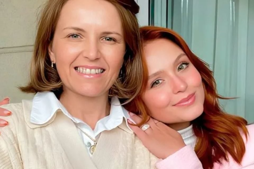 Foto colorida de Larissa Manoela com a mãe - Metrópoles