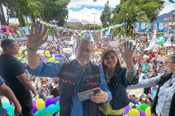 imagem colorida do presidente novo da guatemala, Bernardo Arevalo - Metrópoles