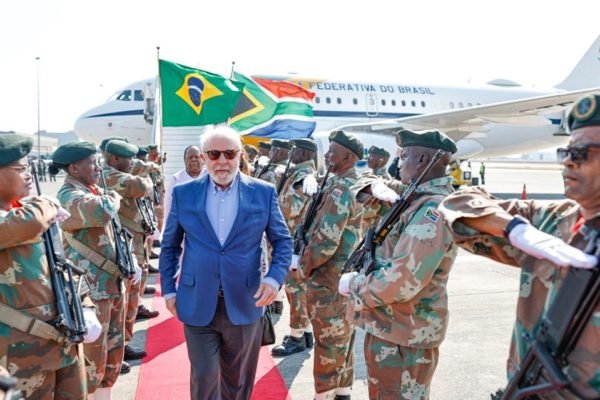 Imagem colorida mostra Lula chega à África do Sul para Cúpula do Brics - Metrópoles
