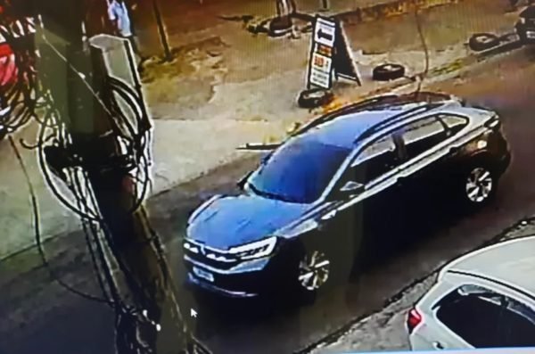 Imagem colorida de carro de assassinos do ex-vereador do Rio Zico Bacana - Metrópoles