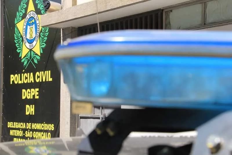 Imagem colorida da fachada da Polícia Civil na Divisão de Homicídios de Niterói, Itaboraí e São Gonçalo - Metrópoles