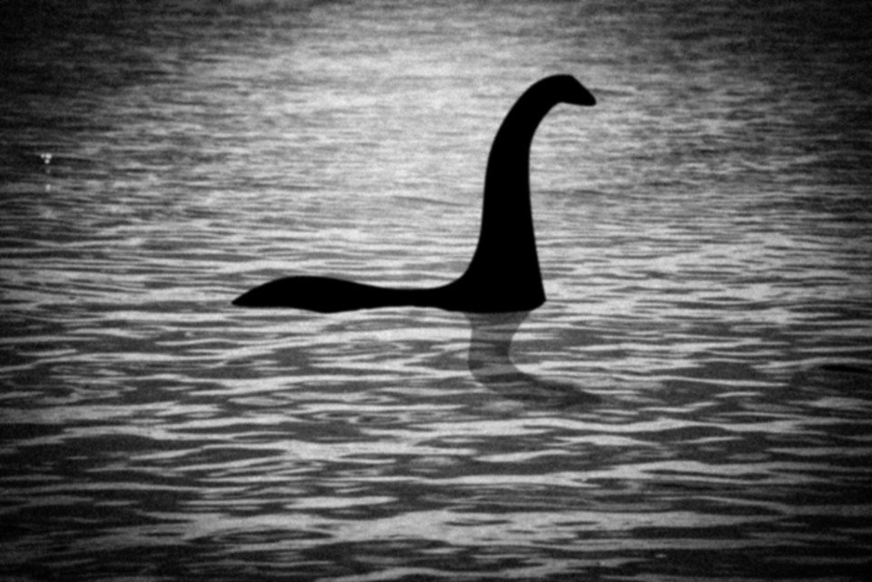 Imagem em preto e branco do Monstro do Lago Ness - Metrópoles