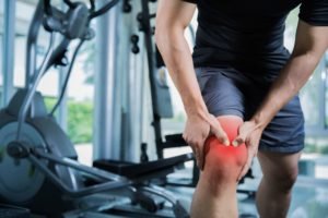 Foto colorida representativa de homem com dor no joelho devido a artrose - Metrópoles