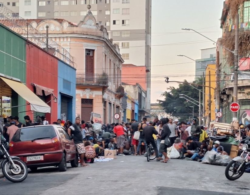 Imagem mostra pessoas aglomeradas em rua degradada da Cracolândia - Metrópoles