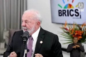 imagem colorida de Lula, que participa de encontro do Brics, ao microfone - Metrópoles