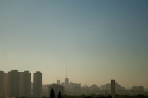 foto colorida de ar seco em São Paulo; imagem mostra prédios de SP com faixa cinza de poluição no céu
