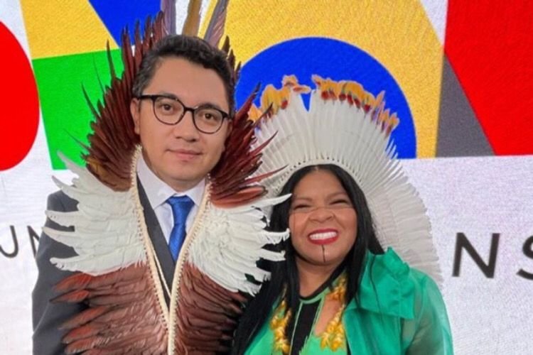 Foto colorida de Eloy Terena e Sonia Guajajara do Ministério dos Povos Indígenas - Metrópoles