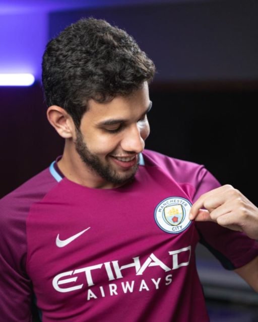 Lucas Veloso, idealizador do Futworld, com camisa do Manchester City - Metrópoles