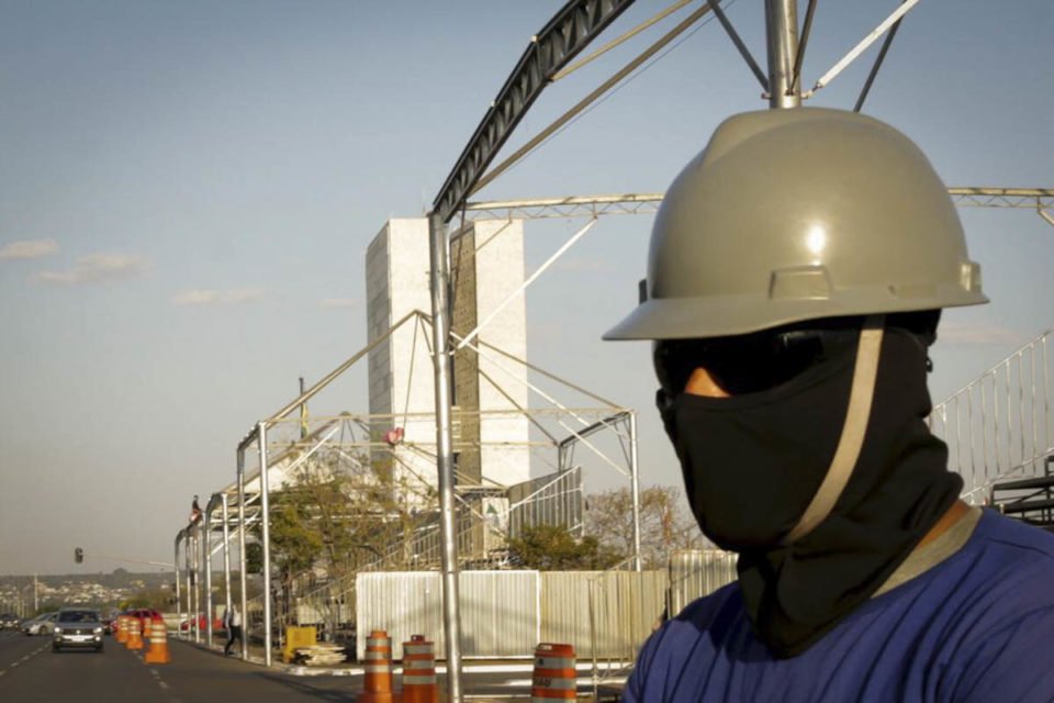 Montagem da estrutura dos palanques para o desfile de 7 de Setembro - Metrópoles