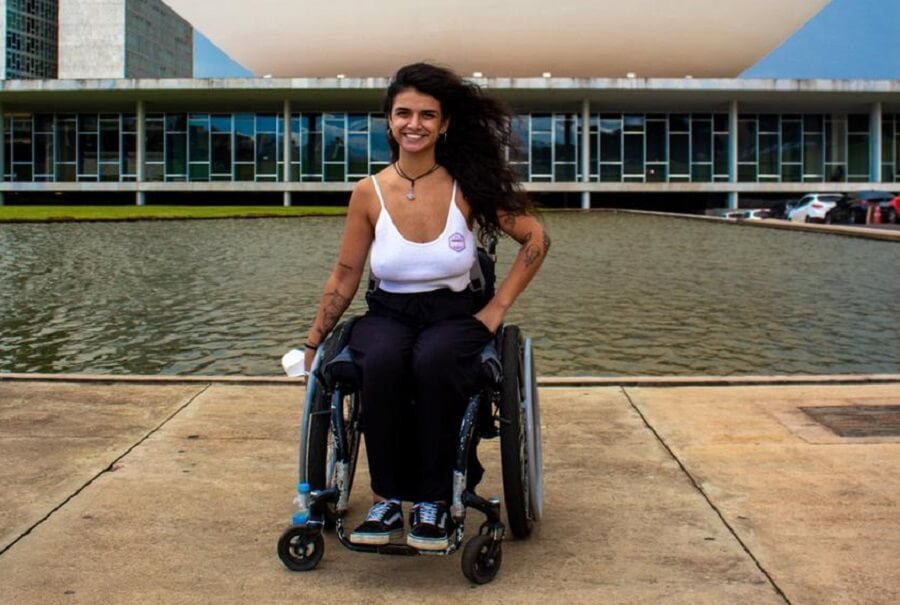 Fotografia colorida de Talita, vereadora de Taubaté, uma mulher cadeirante, durante viagem a Brasília - Metrópoles