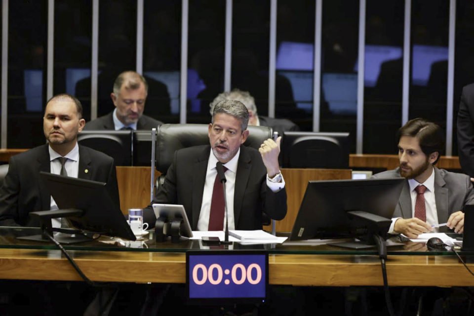 Arthur Lira durante votação do novo arcabouço fiscal no Plenário Ulysses Guimarães, na Câmara dos Deputados - Metrópoles