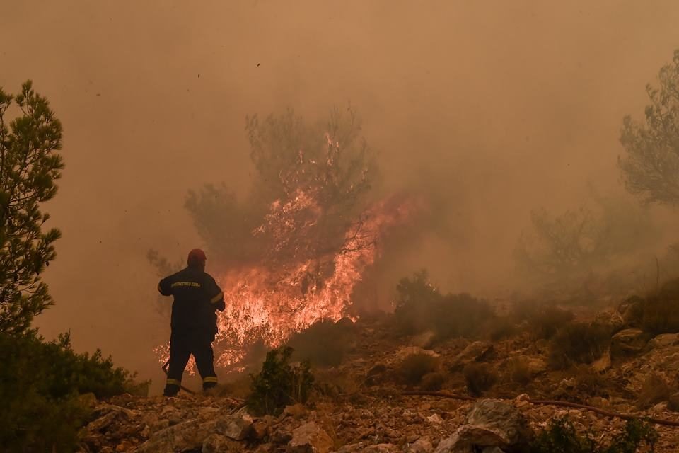 Foto colorida de um incêndio florestal na Grécia - Metrópoles