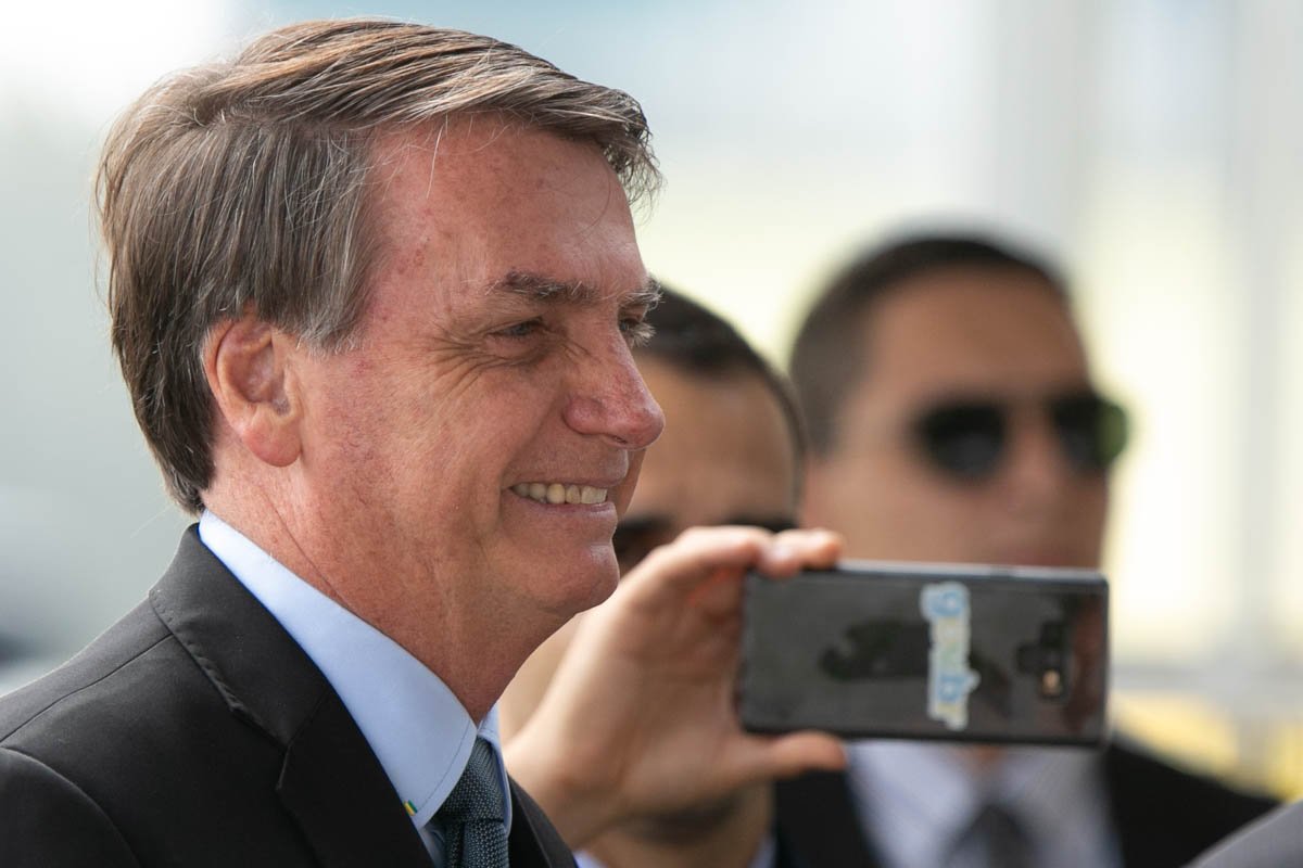 Bolsonaro e celulares em volta - Metrópoles