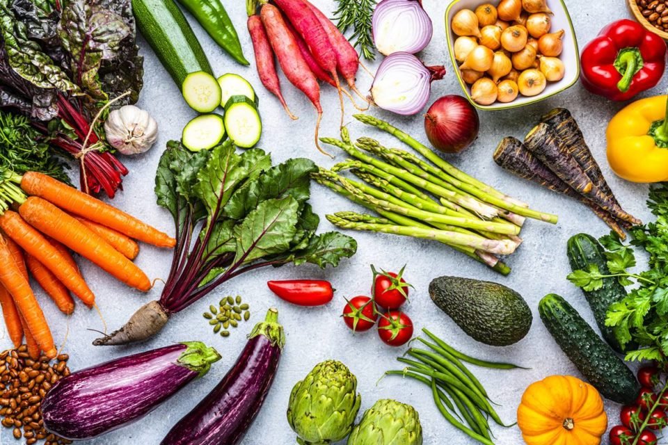 Foto colorida de vegetais, a exemplo de cenoura, nabo, pepino, berinjela, pimentão, cebola, couve e abóbora - Metrópoles