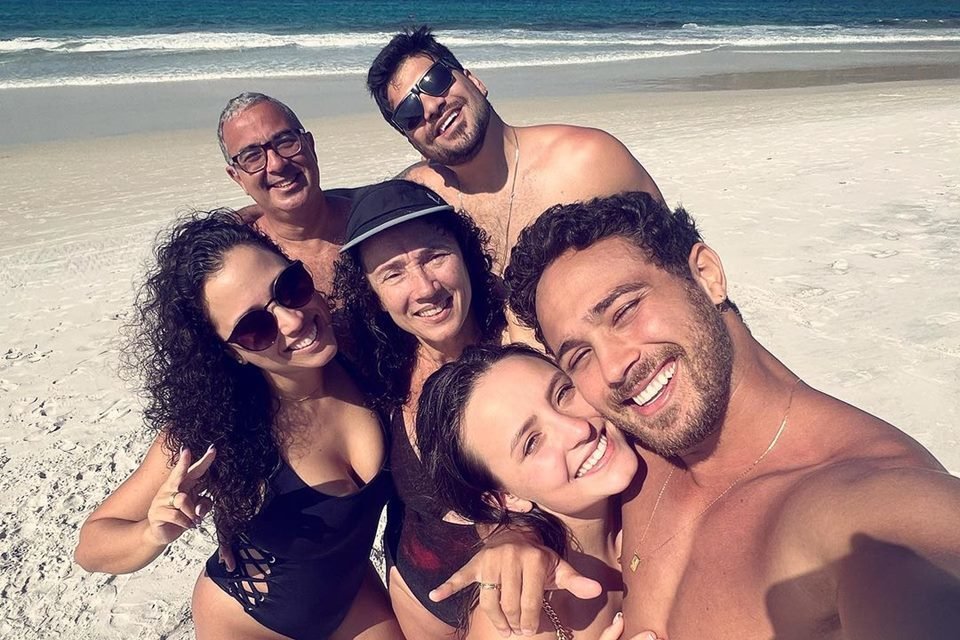 Foto colorida de Larissa Manoela com a família de André Luiz Frambach - Metrópoles