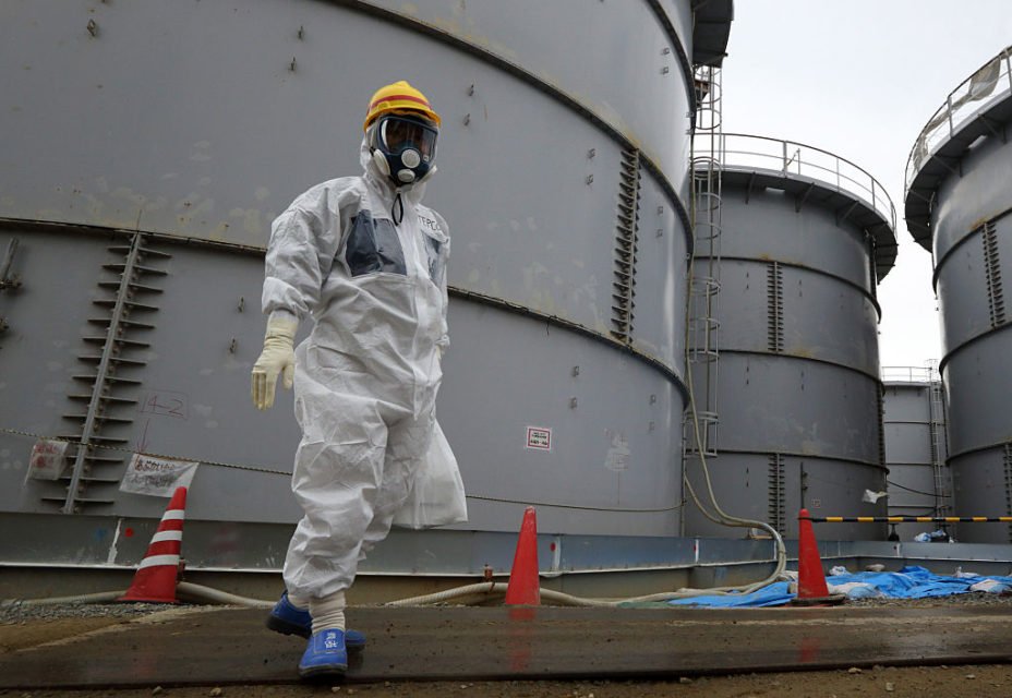 Imagem colorida mostra homem usando roupa especial de proteção enquanto caminha na usina nuclear de Fukushima, no Japão - Metrópoles