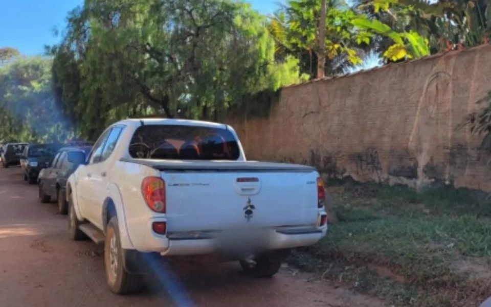 imagem colorida caminhonete invasao fazenda chapada